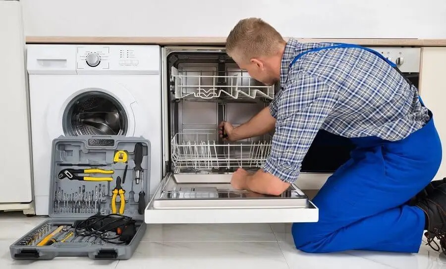 Şereflikoçhisar Hoover servisi teknisyen ekibi beyaz eşya tamiri yaparken